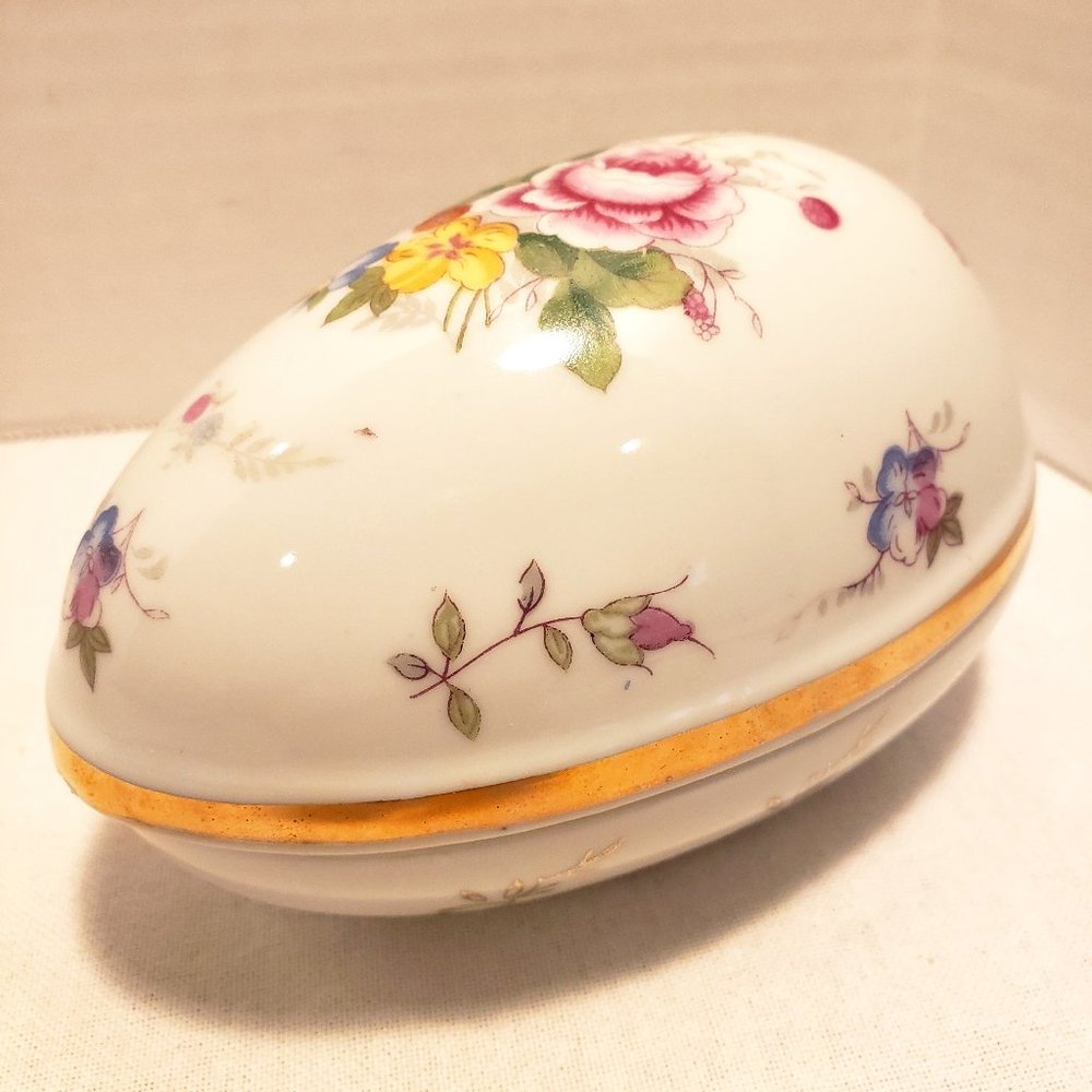 EGG SHAPED TRINKET DISH w/ LID - FLOWERS & GOLD INLAY TRIM - 5.5" X 3.5" X 3.5"